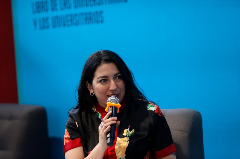 La profesional de Publicaciones y Fomento del Libro y la Lectura UCHILE, Alondra Carillo en FILUNI 2025, participó de esta presentación. 